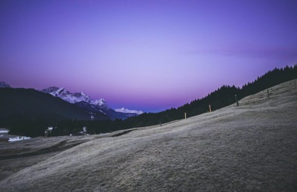 Wunderschöner lila Himmel über den Berg bei Garmisch